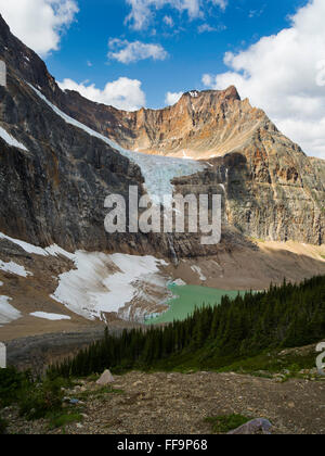 Vista di Angel Glacier sul fianco del Monte Edith Cavell e Cavell Tarn; Jasper National Park, Alberta, Canada Foto Stock