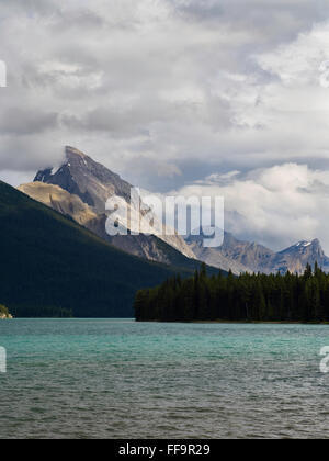 Vista del bellissimo Lago Maligne su un nuvoloso giorno; Jasper National Park, Alberta, Canada Foto Stock