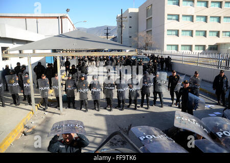 Monterrey, Messico. Xi Febbraio, 2016. Elementi di sicurezza guard il Topo Chico prigione dopo una lotta tra i detenuti, a Monterrey, nello stato di Nuevo Leon, Messico, su 11 Febbraio, 2016. Jaime Rodriguez Calderon, governatore di Nuevo Leon, informato di una conferenza stampa che 52 persone sono state uccise e 12 feriti dopo è scoppiata una rissa tra due frazioni rivale dei detenuti all'interno del Topo Chico prigione. © ABC/Xinhua/Alamy Live News Foto Stock