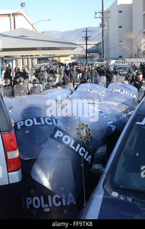 Monterrey, Messico. Xi Febbraio, 2016. Elementi di sicurezza guard il Topo Chico prigione dopo una lotta tra i detenuti, a Monterrey, nello stato di Nuevo Leon, Messico, su 11 Febbraio, 2016. Jaime Rodriguez Calderon, governatore di Nuevo Leon, informato di una conferenza stampa che 52 persone sono state uccise e 12 feriti dopo è scoppiata una rissa tra due frazioni rivale dei detenuti all'interno del Topo Chico prigione. © ABC/Xinhua/Alamy Live News Foto Stock