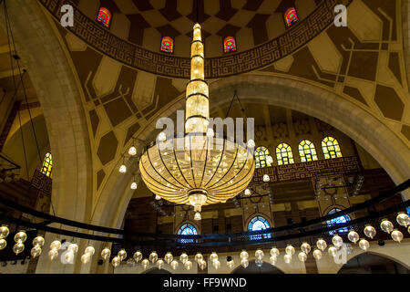 Lampadario illuminato Al Fateh grande moschea contro la cupola e del soffitto Foto Stock