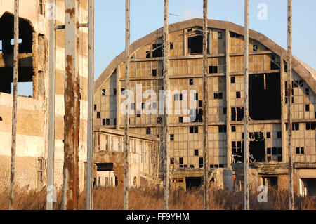 Vecchia fabbrica abbandonata nella zona industriale Foto Stock