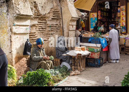 L'uomo vendere tipico arabian erbe aromatiche in una tipica strada di Meknes medina. Meknes, Marocco Foto Stock