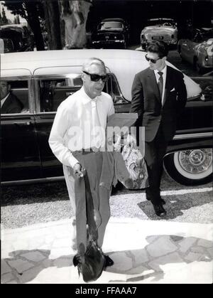 1981 - Il Duca e la Duchessa di Windsor a Sirmione Sirmione sul Lago di Garda, Nord Italia, Agosto 198 il Duca e la Duchessa di Windsor è arrivato oggi a circa 13.15 ore a Sirmione. Essi presentata in uno dei migliori hotel della città. Essi vennero da Venezia a bordo di due automobili, uno per se stessi e la seconda una riservata ai loro segretari, i camerieri ecc. Non è noto per quanti giorni dovranno rimanere qui. La foto mostra: Il Duca e la Duchessa di Windsor a Sirmione. © Keystone Pictures USA/ZUMAPRESS.com/Alamy Live News Foto Stock