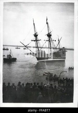 1957 - Il ''Mayflower II" - quasi va ''Occidente'' troppo presto: il ''Mayflower II" - la replica del pellegrino Casati nave - aveva un elenco quando lei è stato trainato dal bacino di carenaggio a Brixham, Devon, la notte scorsa. Il suo ballas è stata regolata prima di lei era ormeggiata in porto esterno. La foto mostra il ''Mayflower II" - con la sua lista - prima di essere raddrizzato ultima sera. © Keystone Pictures USA/ZUMAPRESS.com/Alamy Live News Foto Stock