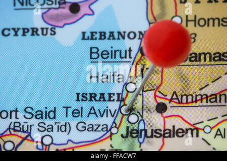 Close-up di una puntina rossa in una mappa di Tel Aviv, Israele. Foto Stock