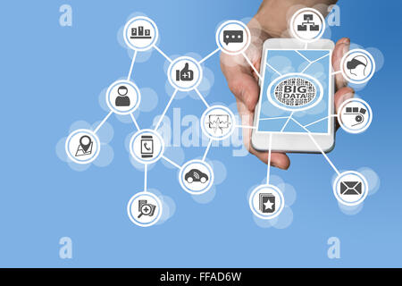 I dati di uno scienziato e grande concetto di dati al fine di condurre analisi predittiva del sensore i dati provenienti da dispositivi IOT Foto Stock