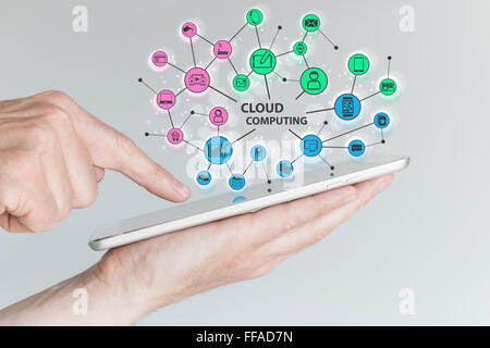 Il cloud computing e di mobile computing di concetto. Mano azienda tablet o smart phone Foto Stock