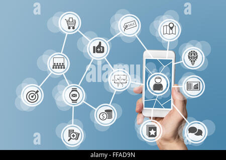 Online marketing mobile sfruttando i dati di grandi dimensioni, analytics e social media. Concetto con mano azienda moderne smart phone Foto Stock