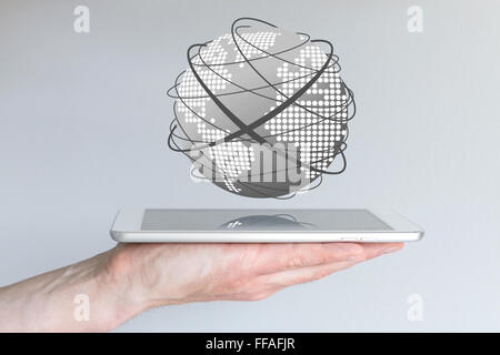 Mano che tiene compressa. Concetto di internet e di mobile computing Foto Stock