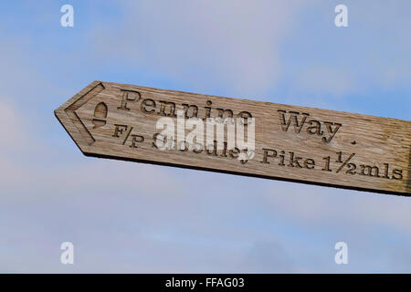 Pennine Way signpost, puntando a Stoodley Pike, Calderdale. Yorkshire Foto Stock