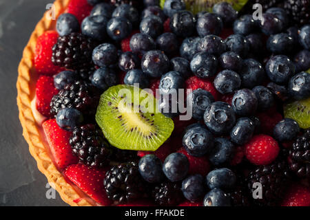 In casa Key Lime crostata di frutta con frutti di bosco Foto Stock
