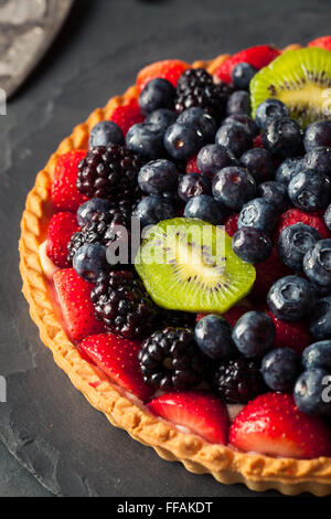 In casa Key Lime crostata di frutta con frutti di bosco Foto Stock