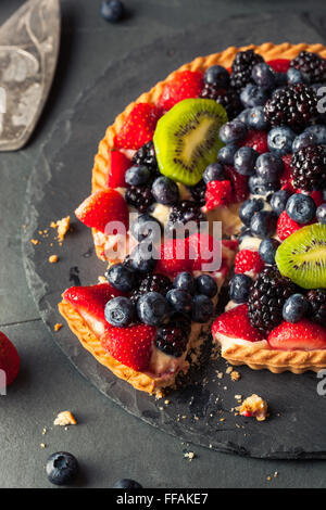 In casa Key Lime crostata di frutta con frutti di bosco Foto Stock
