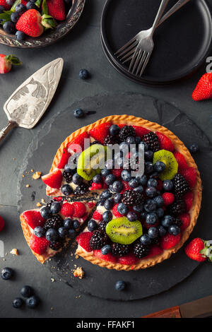 In casa Key Lime crostata di frutta con frutti di bosco Foto Stock