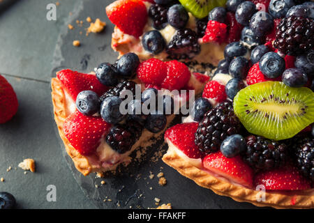 In casa Key Lime crostata di frutta con frutti di bosco Foto Stock