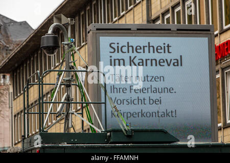 Videocamera di sorveglianza durante la street parade di carnevale e partito a Colonia, Germania, Foto Stock