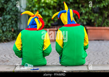 Street sfilata di carnevale e festa in Colonia, Germania in occasione del Carnevale di Lunedì, Martedì Grasso Lunedì, Rose Lunedì, persone in costumi, Foto Stock