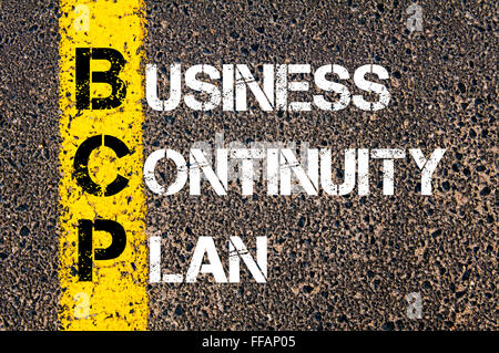 Concetto di immagine del Business acronimo BCP Business Continuity Plan scritto oltre la segnaletica stradale vernice gialla linea Foto Stock