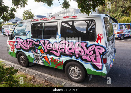 Graffiti dipinti,grafitti,graffiti,van,veicolo,auto, camper, camper degli empi auto,van la società di noleggio a Auckland, Nuova Zelanda. Foto Stock