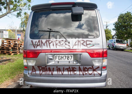 Graffiti dipinti,grafitti,graffiti,van,veicolo,auto, camper, camper degli empi auto,van la società di noleggio a Auckland, Nuova Zelanda. Foto Stock