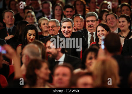 Berlino, Germania. Xi Febbraio, 2016. Attore statunitense George Clooney (C) assiste la cerimonia di apertura della 66ma Berlinale Festival Internazionale del Cinema di Berlino, Germania, 11 febbraio, 2016. Credito: Zhang ventola/Xinhua/Alamy Live News Foto Stock