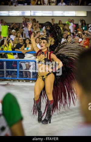 I ballerini di Samba parade nel Sambadrome durante il carnevale di Rio Febbraio 21, 2015 a Rio de Janeiro in Brasile. Foto Stock