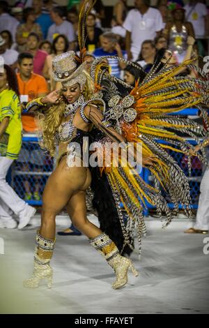 I ballerini di Samba parade nel Sambadrome durante il carnevale di Rio Febbraio 21, 2015 a Rio de Janeiro in Brasile. Foto Stock