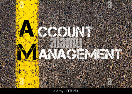 Concetto di immagine del Business acronimo AM Account Management ha scritto sopra la segnaletica stradale vernice gialla linea. Foto Stock