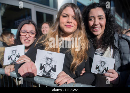 Torino, Italia. Xi Febbraio, 2016. Emma Marrone segni autografi durante la presentazione di "Adesso" 11 febbraio 2016 a Torino. Credito: Stefano Guidi/Alamy Live News Foto Stock