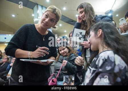 Torino, Italia. Xi Febbraio, 2016. Emma Marrone segni autografi durante la presentazione di "Adesso" 11 febbraio 2016 a Torino. Credito: Stefano Guidi/Alamy Live News Foto Stock