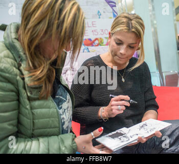 Torino, Italia. Xi Febbraio, 2016. Emma Marrone segni autografi durante la presentazione di "Adesso" 11 febbraio 2016 a Torino. Credito: Stefano Guidi/Alamy Live News Foto Stock