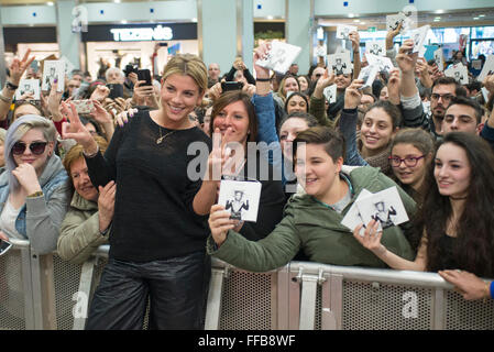 Torino, Italia. Xi Febbraio, 2016. Emma Marrone segni autografi durante la presentazione di "Adesso" 11 febbraio 2016 a Torino. Credito: Stefano Guidi/Alamy Live News Foto Stock