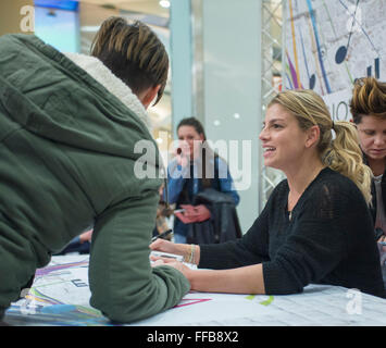 Torino, Italia. Xi Febbraio, 2016. Emma Marrone segni autografi durante la presentazione di "Adesso" 11 febbraio 2016 a Torino. Credito: Stefano Guidi/Alamy Live News Foto Stock