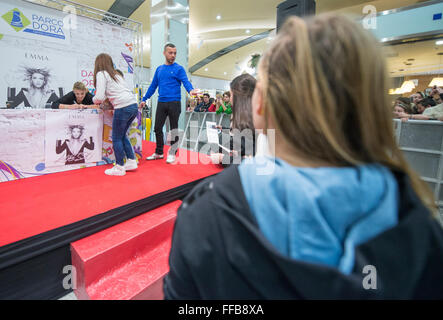 Torino, Italia. Xi Febbraio, 2016. Emma Marrone segni autografi durante la presentazione di "Adesso" 11 febbraio 2016 a Torino. Credito: Stefano Guidi/Alamy Live News Foto Stock
