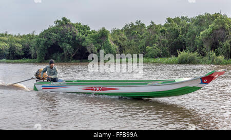 Barca dalla coda lunga sul Fiume Siem Reap, Chong Khneas, Cambogia Foto Stock