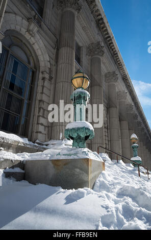 L Ufficio Postale Paulus gancio circondato da neve profonda con ghiaccioli appesi da ornati lampade di rame dopo la tempesta Jonas. Foto Stock