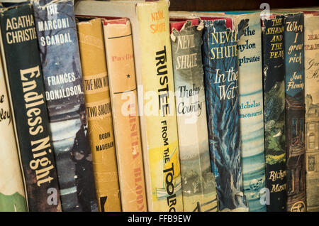 Vintage e retrò libri sullo scaffale, compresi autori come Nevil Shute, Agatha Christie e Francesca Donaldson. Foto Stock