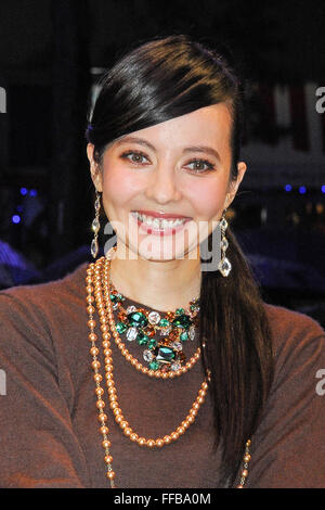 Becky (File foto da Nov 10, 2015: giapponese TV personality Becky assiste ad una illuminazione illuminazione cerimonia al Tokyo Dome City a Tokyo in Giappone il 10 novembre 2015.) popolari giapponesi intrattenitore femmina, Becky (Rebecca Eri Ray Vaughan) goduto di 15 anni di carriera in televisione giapponese che figurano nella pubblicità e nei programmi di varietà quasi ogni notte ma tutto questo ebbe fine quando la notizia della sua vicenda con un cantante sposato si è rotto. Il 31 enne intrattenitore era "colpevole" di rompere la sua immagine di essere pura e pulita in un paese in cui potenti agenzie gestire la vita dei cantanti, attori e cele Foto Stock