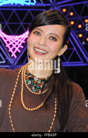 Becky (File foto da Nov 10, 2015: giapponese TV personality Becky assiste ad una illuminazione illuminazione cerimonia al Tokyo Dome City a Tokyo in Giappone il 10 novembre 2015.) popolari giapponesi intrattenitore femmina, Becky (Rebecca Eri Ray Vaughan) goduto di 15 anni di carriera in televisione giapponese che figurano nella pubblicità e nei programmi di varietà quasi ogni notte ma tutto questo ebbe fine quando la notizia della sua vicenda con un cantante sposato si è rotto. Il 31 enne intrattenitore era "colpevole" di rompere la sua immagine di essere pura e pulita in un paese in cui potenti agenzie gestire la vita dei cantanti, attori e cele Foto Stock