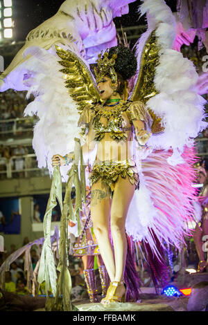 I ballerini di Samba parade nel Sambadrome durante il carnevale di Rio Febbraio 21, 2015 a Rio de Janeiro in Brasile. Foto Stock