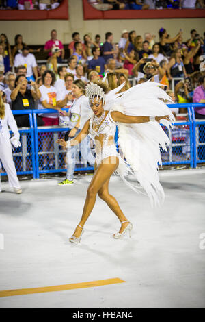 I ballerini di Samba parade nel Sambadrome durante il carnevale di Rio Febbraio 21, 2015 a Rio de Janeiro in Brasile. Foto Stock