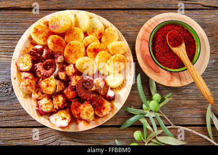 Tapas Pulpo a Feira con polpo patate gallega stile e paprica ricetta dalla Spagna Foto Stock