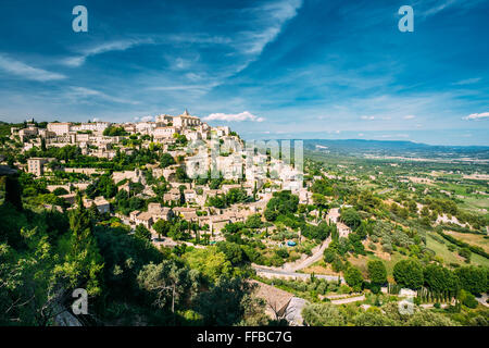 Bellissima vista panoramica del borgo medievale di Hilltop Village di Gordes in Provenza, Francia. Sole blu cielo estate Foto Stock