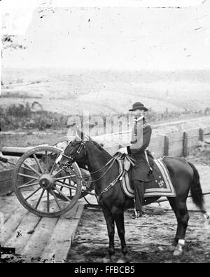 Gen. William T. Sherman a cavallo a Fort Federale n. 7-Atlanta, Ga. .Fotografia della guerra in Occidente. Queste fotografie sono di Sherman in Atlanta, September-November, 1864. Dopo tre mesi e mezzo di manovra incessante e molto duri combattimenti, Sherman cappa forzati ad abbandonare le munizioni centro della Confederazione. Sherman è rimasto lì, appoggiando la sua guerra-indossato gli uomini e l'accumulo di materiali di consumo, per quasi due mesi e mezzo. Durante l'occupazione, George N. Barnard, fotografo ufficiale dell'Ingegnere Capo dell'Ufficio, ha fatto il miglior documentario record della guerra in Occidente. Foto Stock