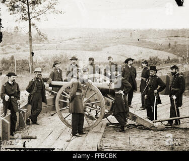 Gen. William T. Sherman, poggiando sulla violazione della pistola, e lo staff di Fort Federale n. 7- Atlanta, Ga. .Fotografia della guerra in Occidente. Queste fotografie sono di Sherman in Atlanta, September-November, 1864. Dopo tre mesi e mezzo di manovra incessante e molto duri combattimenti, Sherman cappa forzati ad abbandonare le munizioni centro della Confederazione. Sherman è rimasto lì, appoggiando la sua guerra-indossato gli uomini e l'accumulo di materiali di consumo, per quasi due mesi e mezzo. Durante l'occupazione, George N. Barnard, fotografo ufficiale dell'Ingegnere Capo dell'Ufficio, ha fatto il miglior documentario record. Foto Stock