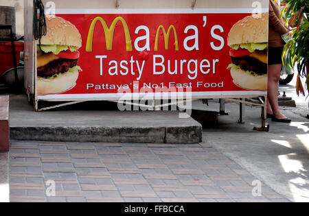 Un hamburger stallo in Pattaya Thailandia 'Mama gustosa Burger' utilizzando il McDonald logo M come parte della loro pubblicità segno. Possibile problema di copyright Foto Stock