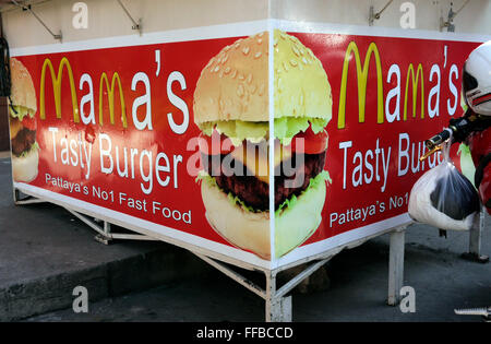 Un hamburger stallo in Pattaya Thailandia 'Mama gustosa Burger' utilizzando il McDonald logo M come parte della loro pubblicità segno. Possibile problema di copyright Foto Stock