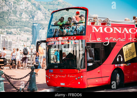 Bus turistico sulla strada. Le grand tour è un ufficiale di bus turistico servizio che mostra la città di Monte Carlo, Monaco Foto Stock