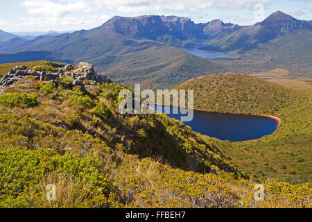 Tarn sul crinale Schnells, cercando di fronte al lago di Judd e Mt Anne Foto Stock